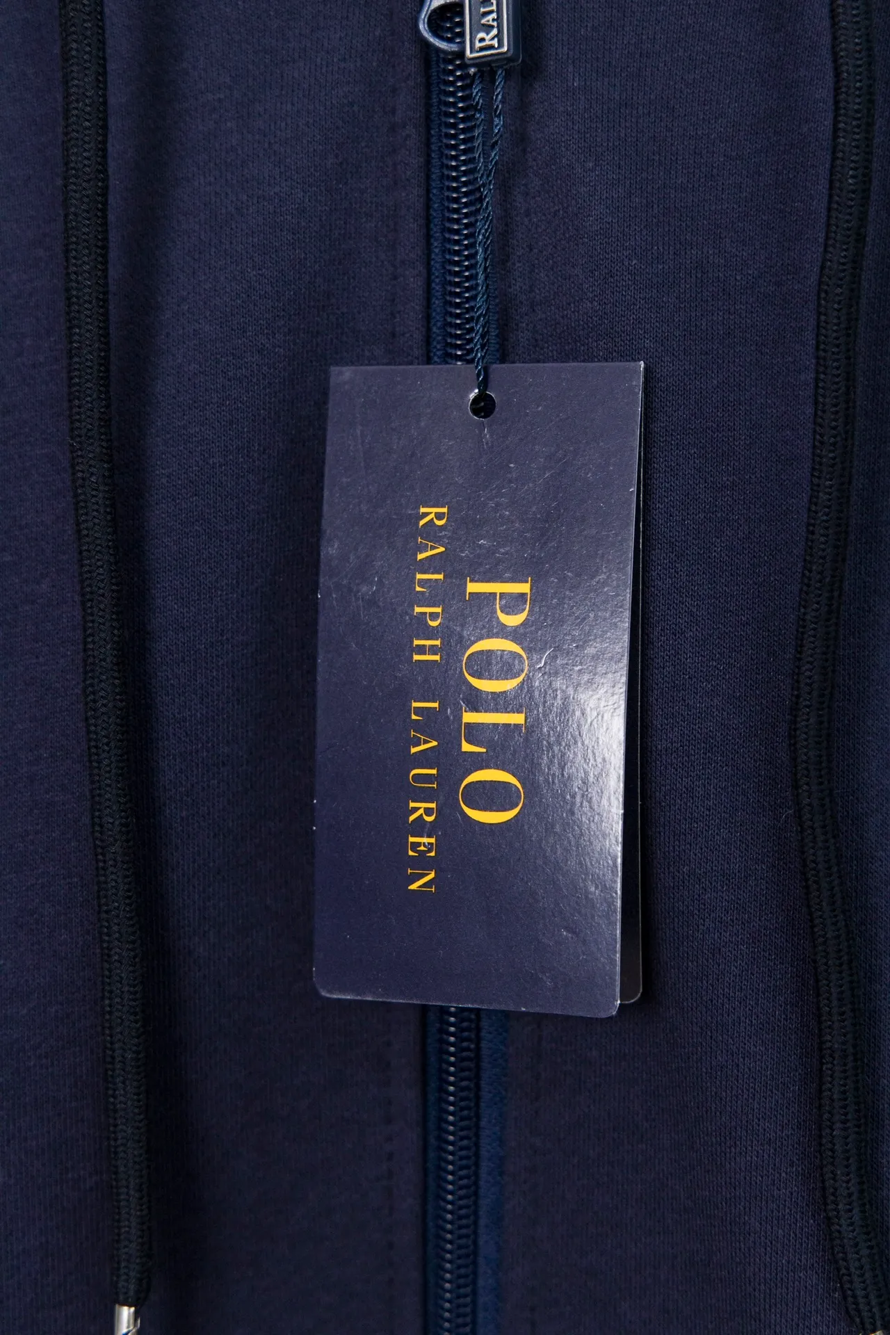 P240 Style No.: Y055 Ralph Lauren/Ralph Lauren pony embroidered zipper cardigan hooded sweatshirt. A one-of-a-kind sweatshirt for autumn and winter is here. You can wear it casually no matter how you wear it! ! This hooded sweatshirt is decorated with the simple style that represents Ralph Lauren and is paired with a pony embroidery pattern, which is three-dimensional and full! The solid color fabric paired with exquisite embroidery instantly sets it off! Hooded sports design, loose and casual fit! The overall texture is very strong! Through the pictures, we can feel the thickness and texture of custom-woven and dyed threads. The workmanship is exquisite. They are shipped from major foreign trade factories. They are all made by masters with many years of experience. Everything is of high standards and requirements! Simple and versatile model ~ Made of imported pique cotton fabric, which is super delicate and soft, close to the body without being tied. All fabrics and accessories are original custom-made and of high quality! Perfectly reflects the brand’s sense of superiority! Standard cut, comfortable stretch, unrestricted movement! Highly practical, high-end and classy! Versatile style ~ can be paired with jeans or jogging pants. Ideal for transitioning from your morning commute to weekend events! Tag, hanging particles, washed, packaging bag, full set of accessories, very good-looking, super exquisite workmanship, size: S-XL, color: navy, black, gray